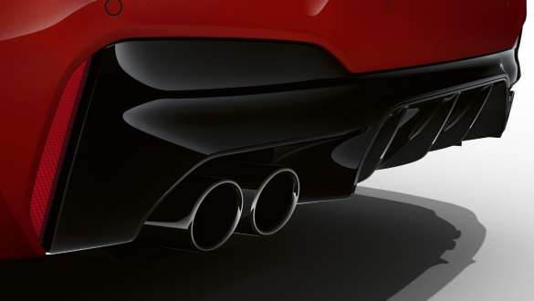 BMW M5 Competition עם מערכת פליטה ספורטיבית BMW M5 Competition מערכת פליטה ספורטיבית BMW Individual Imola Red צילום תקריב של החצאית האחורית
