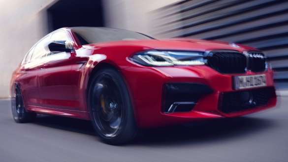 BMW M5 Competition עם M xDrive מבט קדמי BMW M5 Competition עם M xDrive BMW Individual Imola Red מבט קדמי