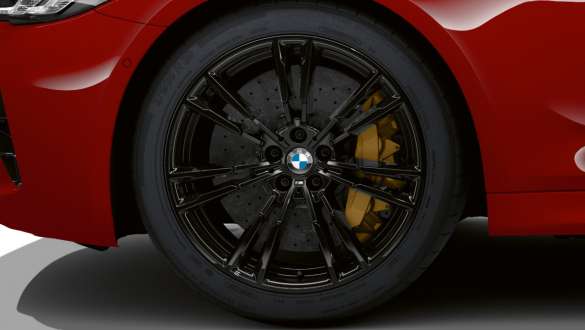 BMW M5 Competition בלמים קרמיים מקרבון BMW M5 Competition בלמים קרמיים מקרבון BMW Individual Imola Red צילום תקריב של הגלגל