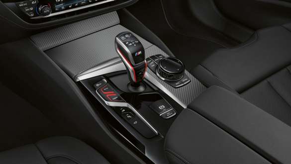 BMW M5 Competition עם תיבת הילוכים אוטומטית M Steptronic בעלת 8 הילוכים עם Drivelogic BMW M5 Competition עם תיבת הילוכים אוטומטית M Steptronic בעלת 8 הילוכים, עיצוב פנימי בורר ההילוכים