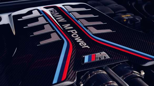 מנוע בנזין 8 צילינדרים BMW M TwinPower Turbo BMW M5 Competition F90 2020 מנוע בנזין 8 צילינדרים BMW M5 Competition צילום תקריב של מכסה המנוע