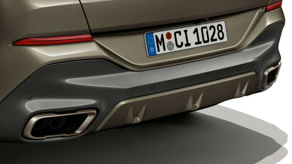 חלק אחורי עם מערכת פליטה ספורטיבית M. BMW X6 M50i חלק אחורי עם התמקדות במערכת הפליטה הספורטיבית M.
