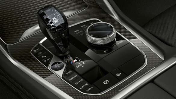 BMW X6 M50i חלק פנימי עם התמקדות בידית ההילוכים עם סמל ה-M. ידית הילוכים עם סמל M.