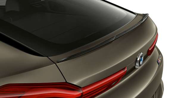 BMW X6 M50i ספוילר אחורי. מבט מקרוב על הספוילר האחורי של ה-BMW X6 M50i.