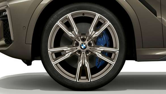 BMW X6 M50i, עם התמקדות בחישוק סגסוגת קלה. BMW X6 M50i, חלק חיצוני עם התמקדות בחישוק סגסוגת קלה.