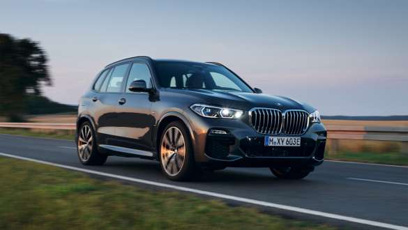 פלאג-אין הייבריד BMW X5 xDrive45e מבט קדמי בנסיעה פלאג-אין הייבריד BMW X5 xDrive45e מבט קדמי בנסיעה ברחוב