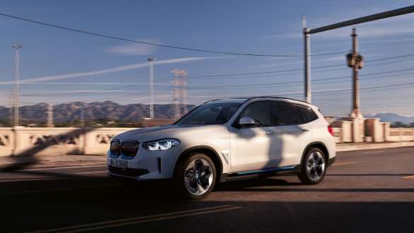 BMW IconicSounds Electric BMW iX3 BMW IconicSounds Electric BMW iX3 2020 נהיגה ברחוב