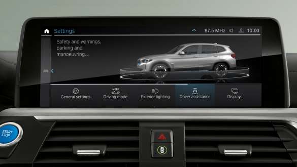 Driving Assistant Professional BMW iX3 Driving Assistant Professional BMW iX3 2020 חלל פנים עם צג בקרה