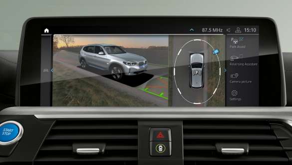 מערכת עזר לחניה -Parking Assistant Plus BMW iX3 מערכת עזר לחניה Parking Assistant Plus BMW iX3 2020, חלל פנים עם צג בקרה