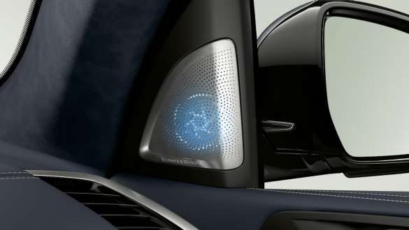 מערכת שמע Bowers & Wilkins Diamond עם צליל היקפי (אופציונלי) תצלום של הרמקולים הצדיים של מערכת השמע Bowers & Wilkins Diamond עם צליל היקפי