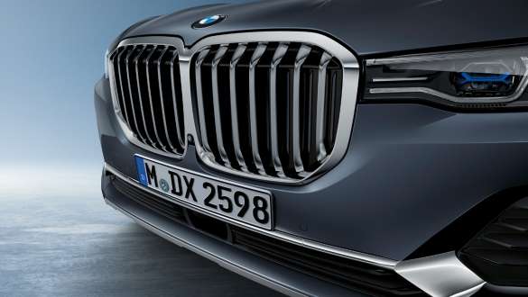 שבכת כליות של BMW תקריב על החזית של BMW X7 עם דגש על שבכת הכליות של BMW