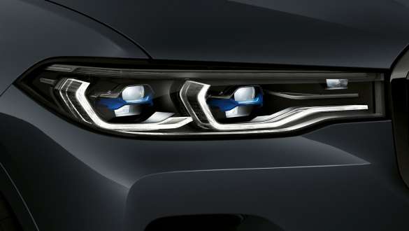 פנסי הלייזר של BMW תקריב על החזית של BMW X7 עם דגש על פנסי הלייזר של BMW