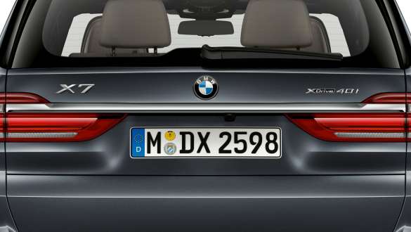 פס כרום אחורי תקריב על פס הכרום האחורי של BMW X7