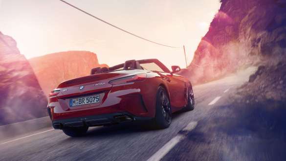היגוי ספורטיבי משתנה של BMW Z4 רודסטר מבט מאחור על BMW Z4 רודסטר הנוסעת באזור הררי